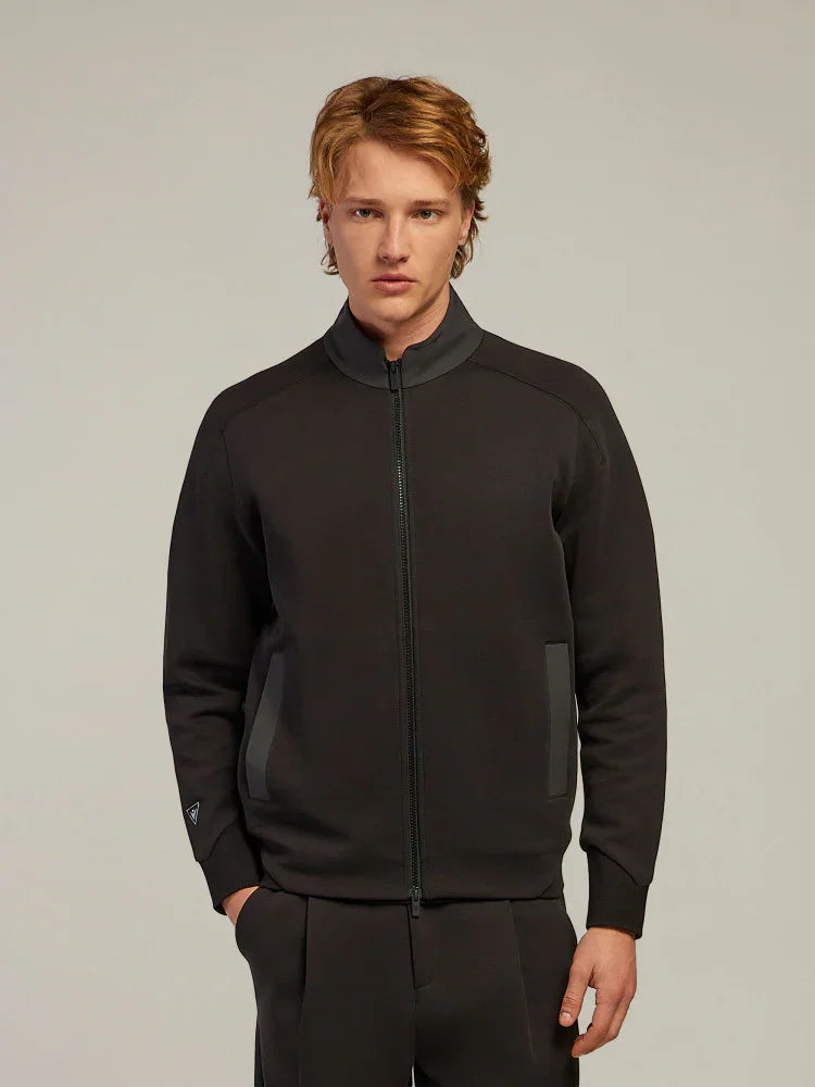 Giovane uomo indossa felpa nera con zip, stile casual, abbigliamento uomo moderno