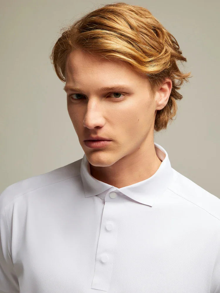 Uomo giovane indossa polo bianca elegante uomo, moda abbigliamento primavera estate.