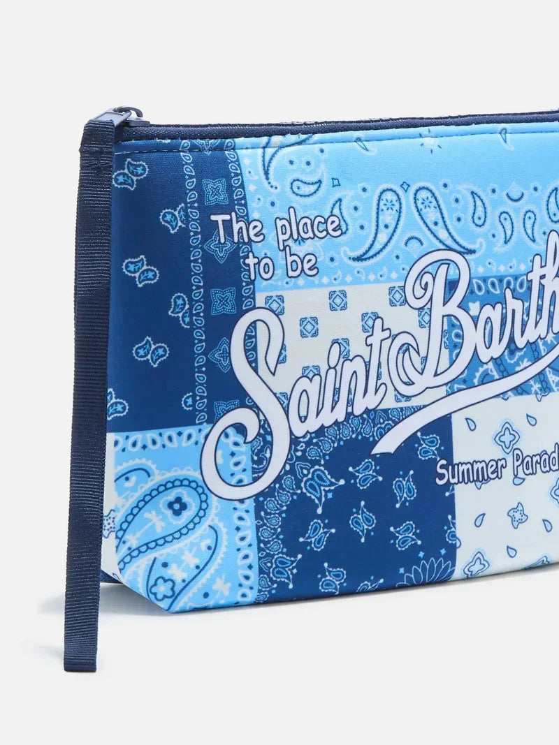 Pochette Saint Barth con stampa patchwork foulard blu, dettaglio scritta, accessorio moda donna.