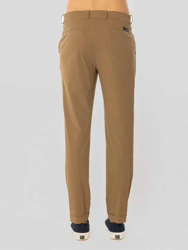 Pantaloni uomo beige eleganti, taglio slim fit, con tasche posteriori, indossati da modello