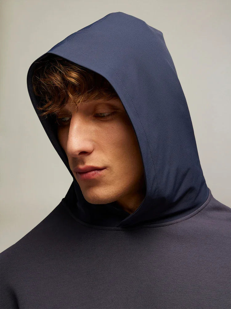 Uomo con felpa blu navy con cappuccio, abbigliamento casual moda uomo