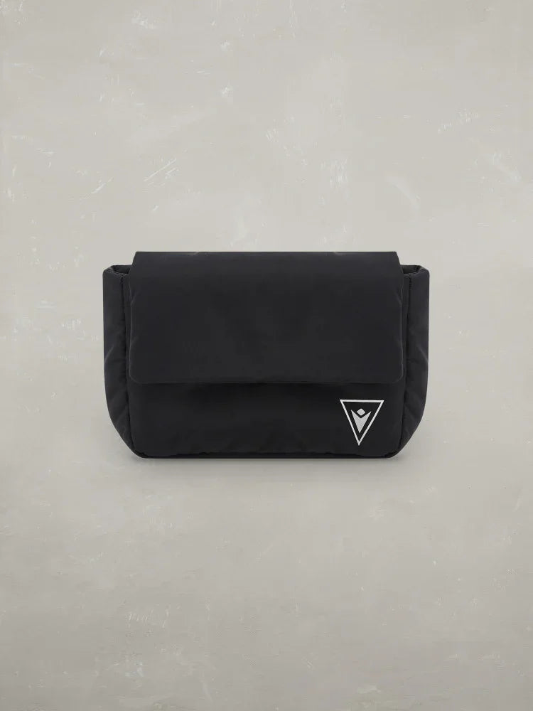 Borsa uomo nera a tracolla, design minimal, logo bianco triangolare, accessorio moda