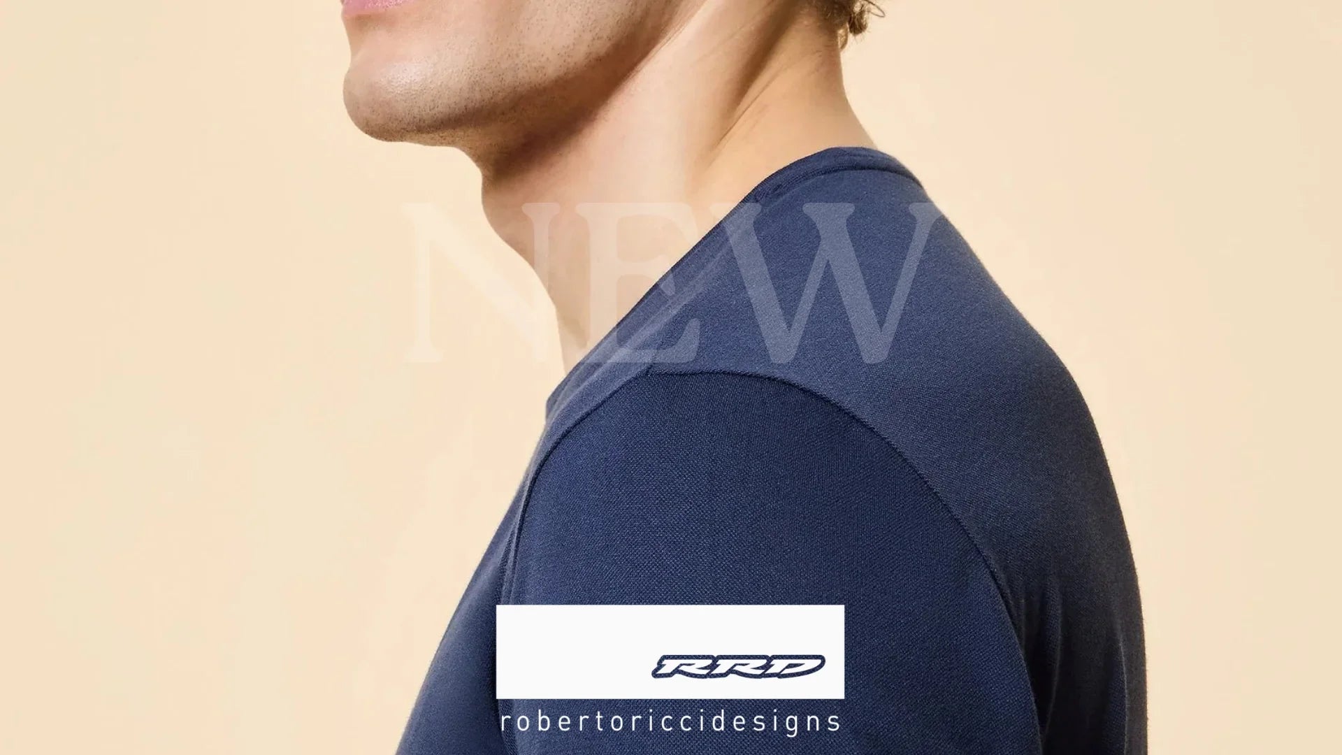 Dettaglio di maglietta uomo RRD blu navy, nuova collezione moda uomo.