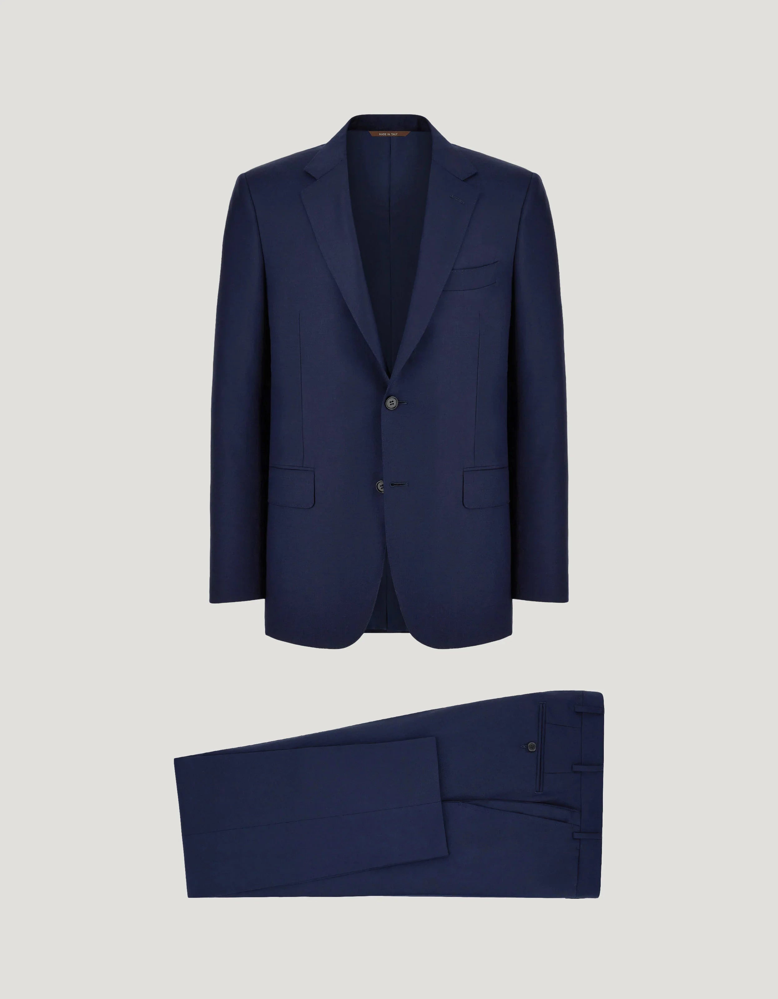 Completo uomo elegante blu, giacca e pantalone sartoriale, abbigliamento formale