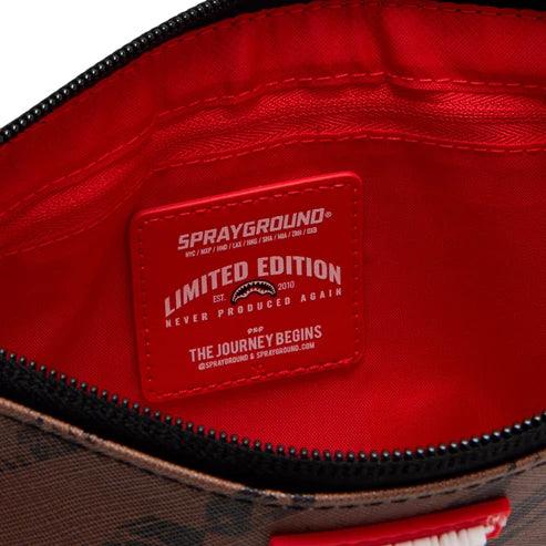 Dettaglio interno di pochette Sprayground, fodera rossa e label Limited Edition.