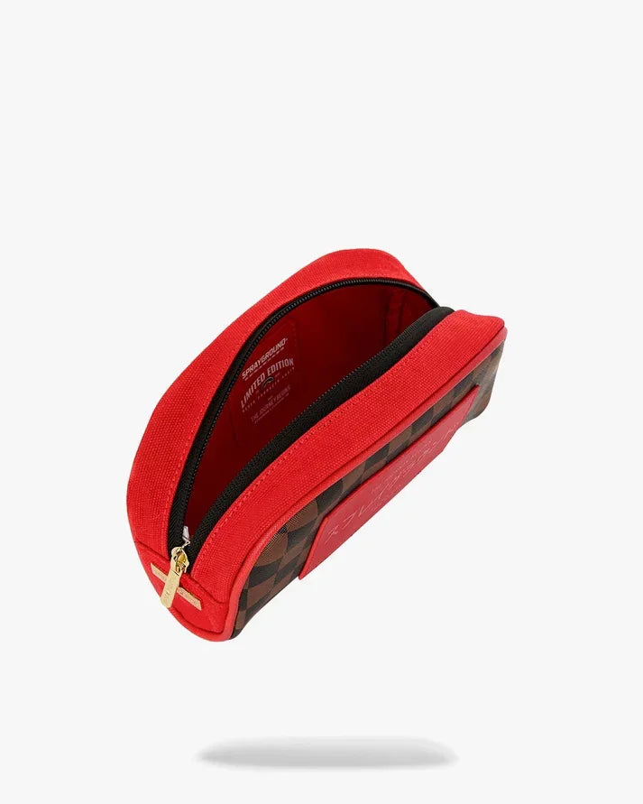 Pochette uomo rossa con motivo a scacchi marrone, cerniera dorata, accessorio moda.