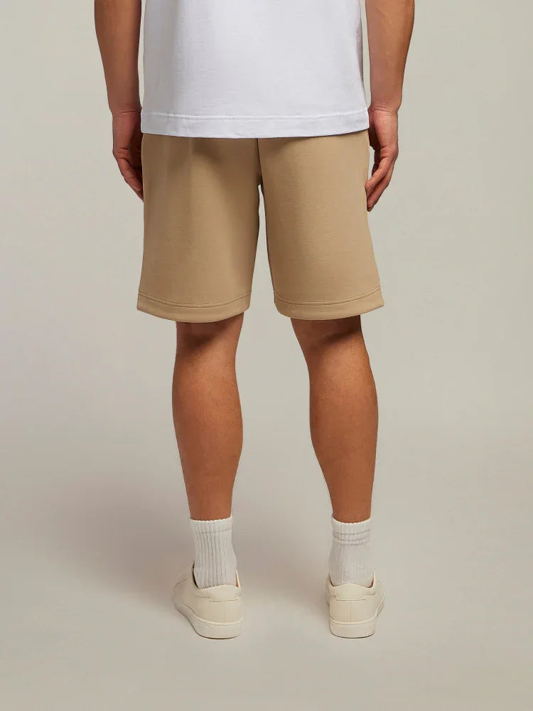 Pantaloncini beige da uomo, indossati, abbigliamento estivo casual, vista posteriore