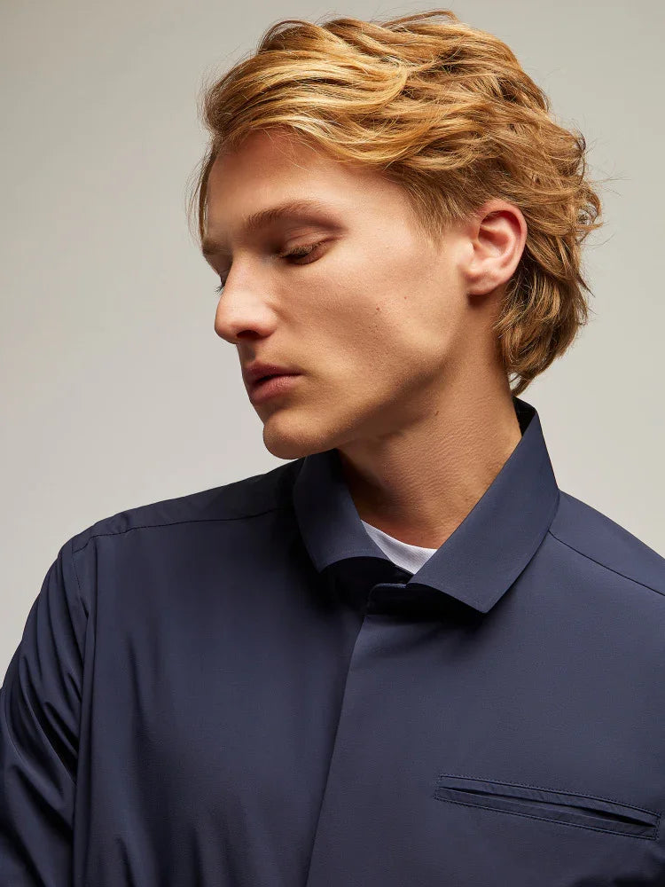 Modello uomo con camicia blu elegante, moda uomo primavera estate, sfondo neutro