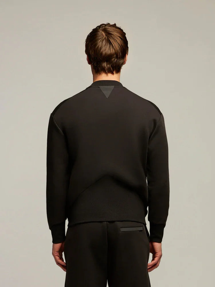 Uomo di spalle indossa felpa e pantaloni neri, abbigliamento casual moderno