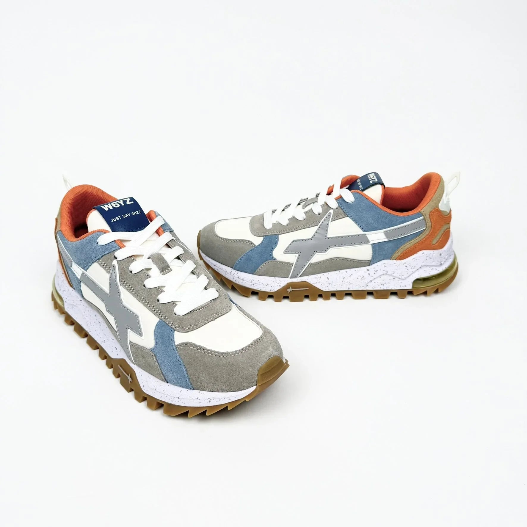 Sneakers uomo multicolore in pelle e tessuto con dettagli grigi e suola effetto gomma, moda casual.