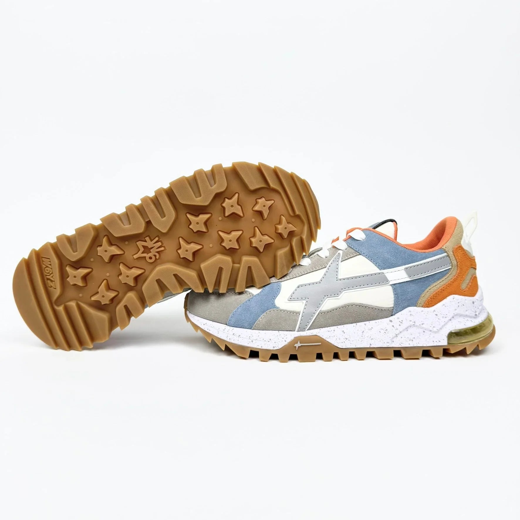 Sneakers uomo multicolore con suola carrarmato, dettagli azzurri, beige e arancioni, stile casual