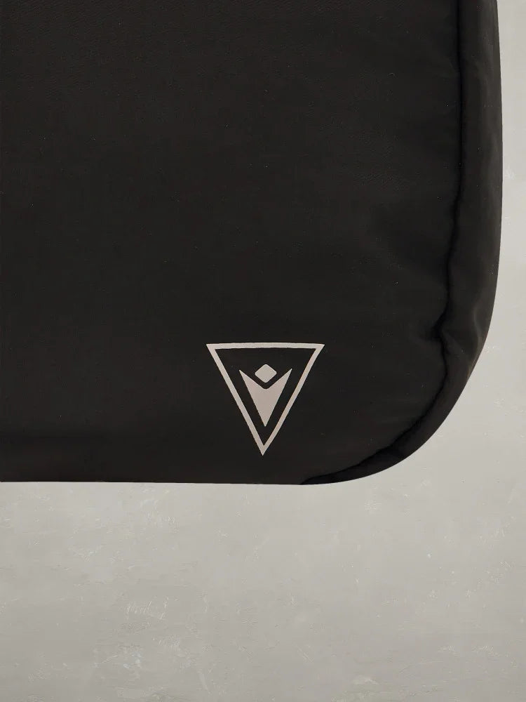 dettaglio logo bianco su tessuto nero di giacca uomo elegante, moda italiana