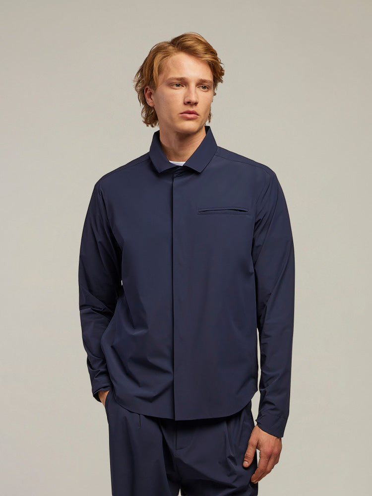 Modello uomo indossa camicia blu scuro elegante con colletto classico e taschino, moda uomo