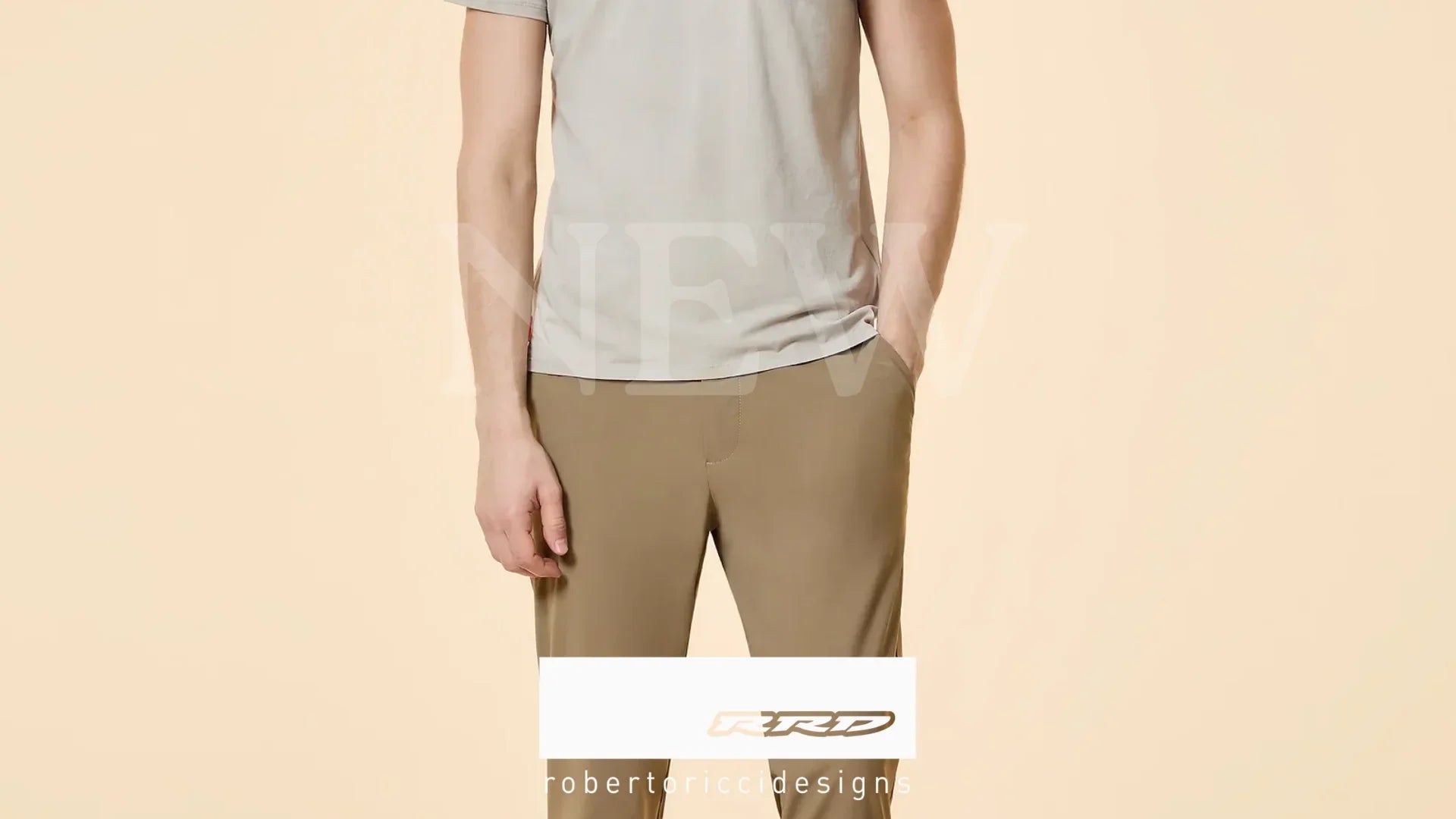 Uomo con t-shirt beige e pantaloni color sabbia su sfondo neutro, stile casual RRD.