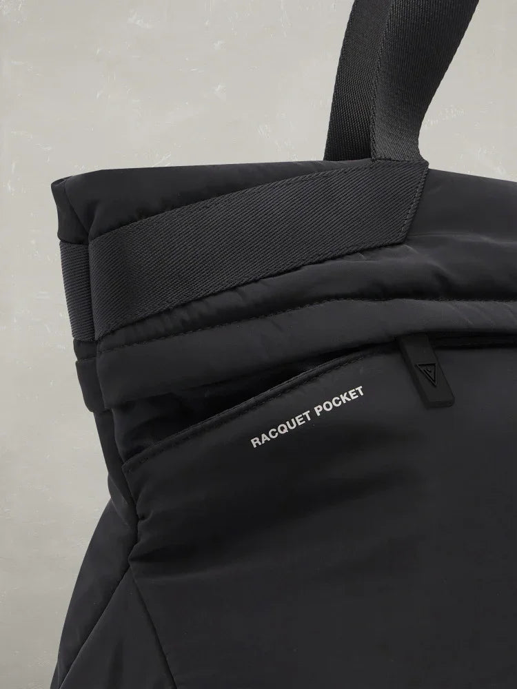 dettaglio tasca racquet pocket su borsa nera sportiva unisex, tessuto tecnico