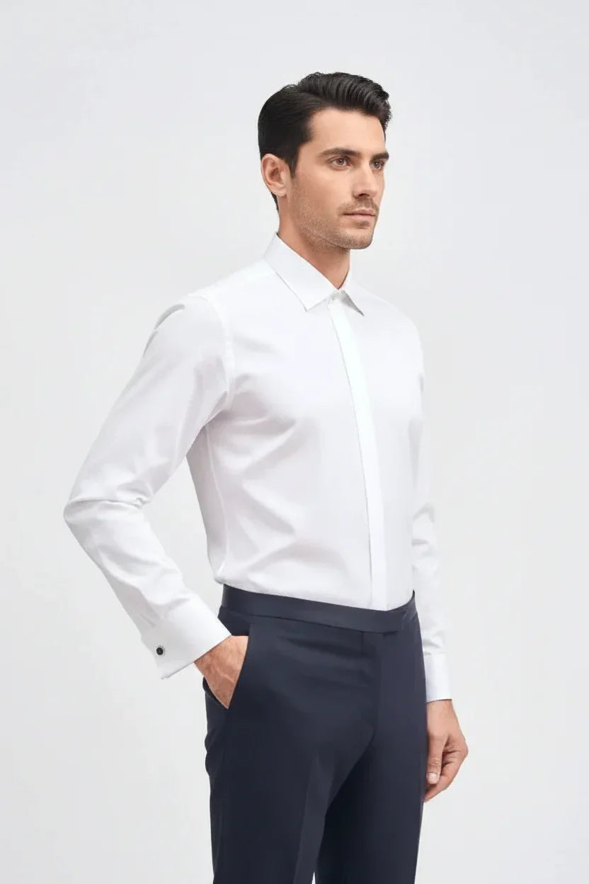 Camicia uomo bianca elegante a maniche lunghe, abbigliamento formale moderno