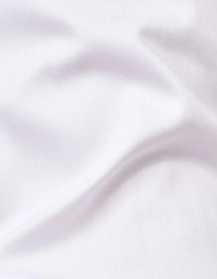 Primo piano tessuto bianco, texture liscia e morbida, ideale per camicie eleganti uomo donna