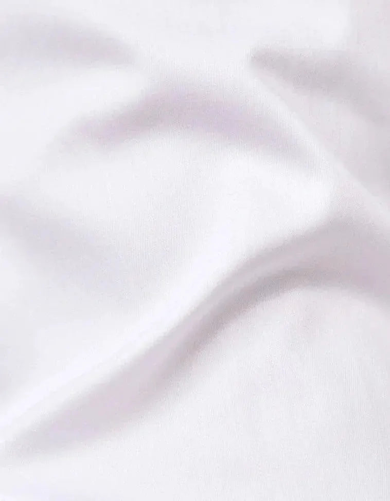 Primo piano tessuto bianco, texture liscia e morbida, ideale per camicie eleganti uomo donna