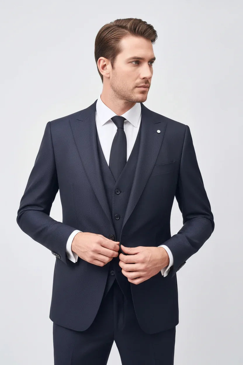 modello uomo con abito elegante blu, camicia bianca e cravatta nera, moda uomo formale
