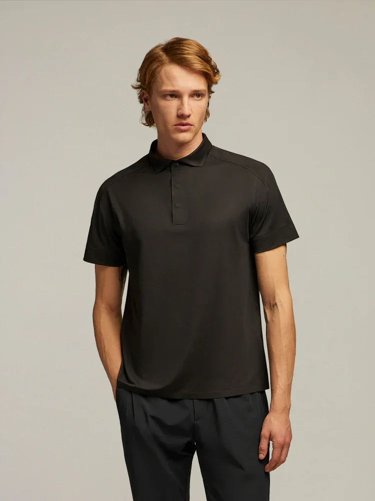Modello uomo indossa polo nera a maniche corte, look elegante, moda abbigliamento uomo.