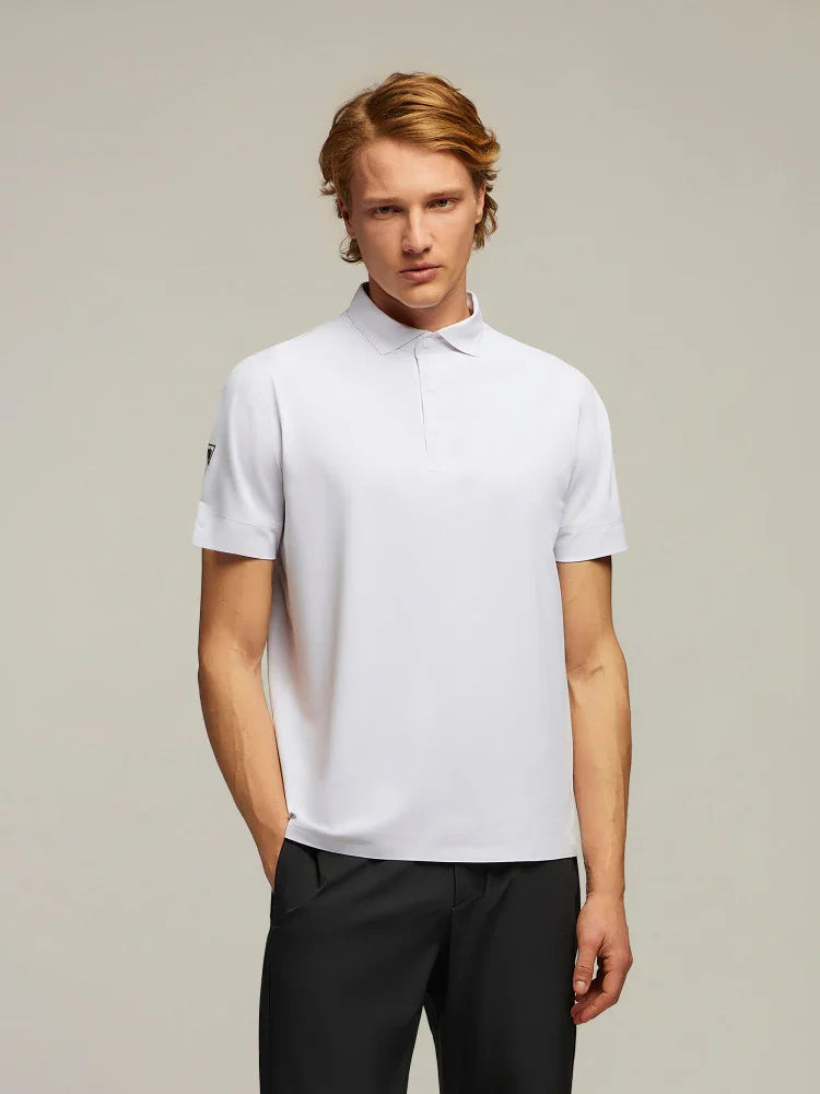 Modello uomo indossa polo bianca manica corta abbigliamento elegante casual