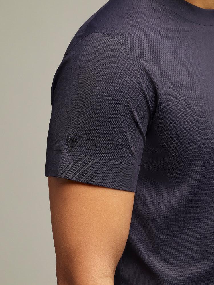 Dettaglio manica t-shirt tecnica uomo blu scuro, tessuto leggero e logo tono su tono