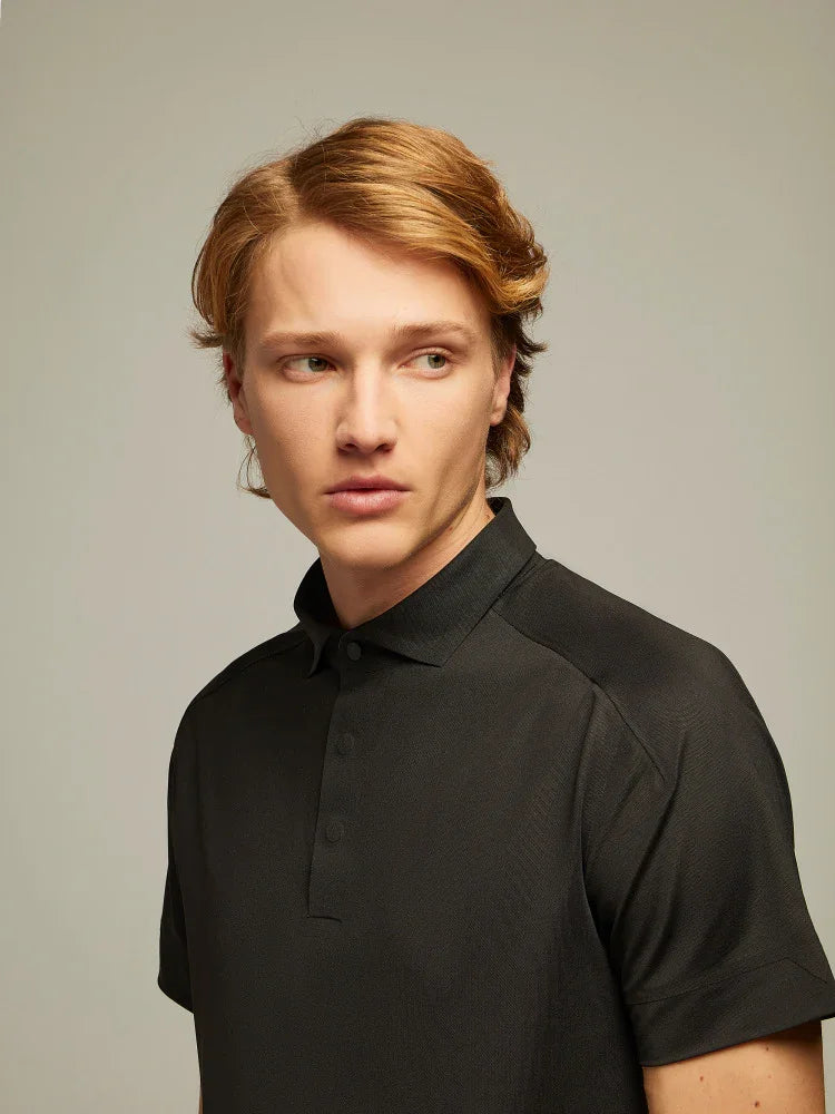 Uomo indossa polo nera elegante a maniche corte, moda uomo Made in Italy