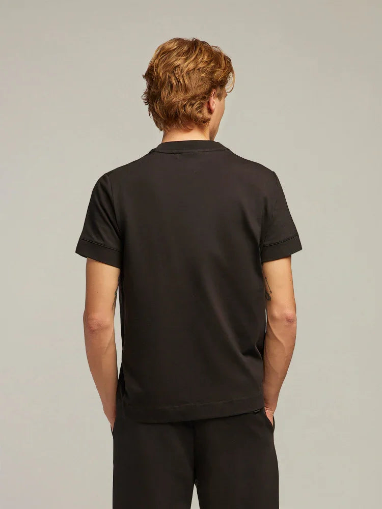 Maglietta nera uomo vista posteriore, abbigliamento casual moderno