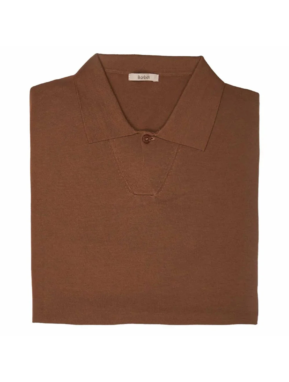 Maglia polo uomo marrone in cotone, elegante, piegata su sfondo bianco