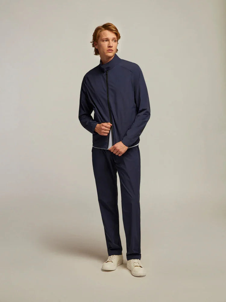 Modello uomo con completo giacca e pantaloni blu, look elegante casual, scarpe chiare