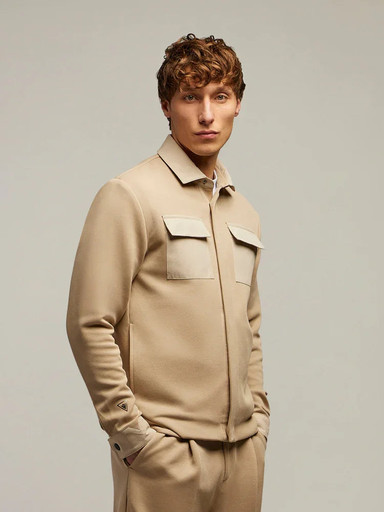 Modello indossa giacca beige elegante uomo con tasche frontali, abbigliamento moda maschile
