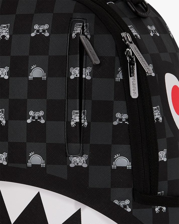 Dettaglio zaino moda in tessuto nero a quadri con motivi grafici e zip in metallo