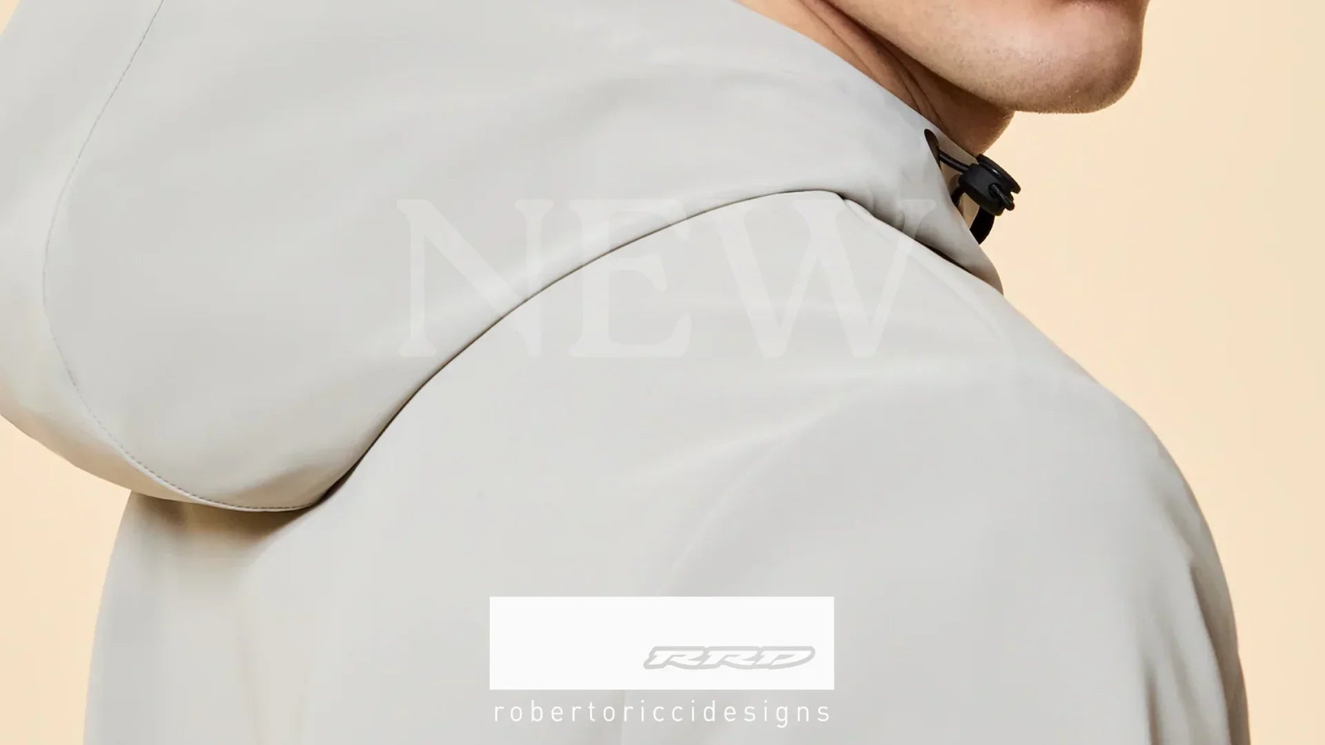 Dettaglio di giacca uomo RRD beige chiaro con cappuccio, moda abbigliamento uomo.