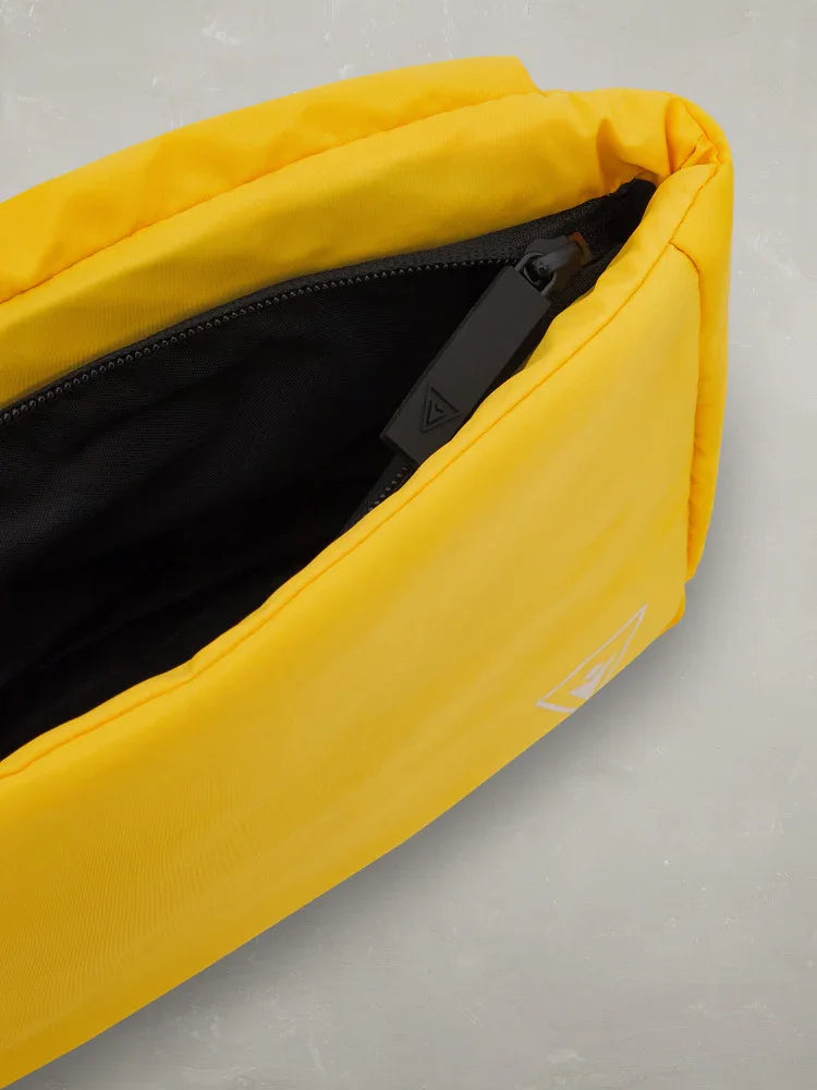 Borsa a tracolla gialla imbottita con zip nera, accessorio moda uomo donna.