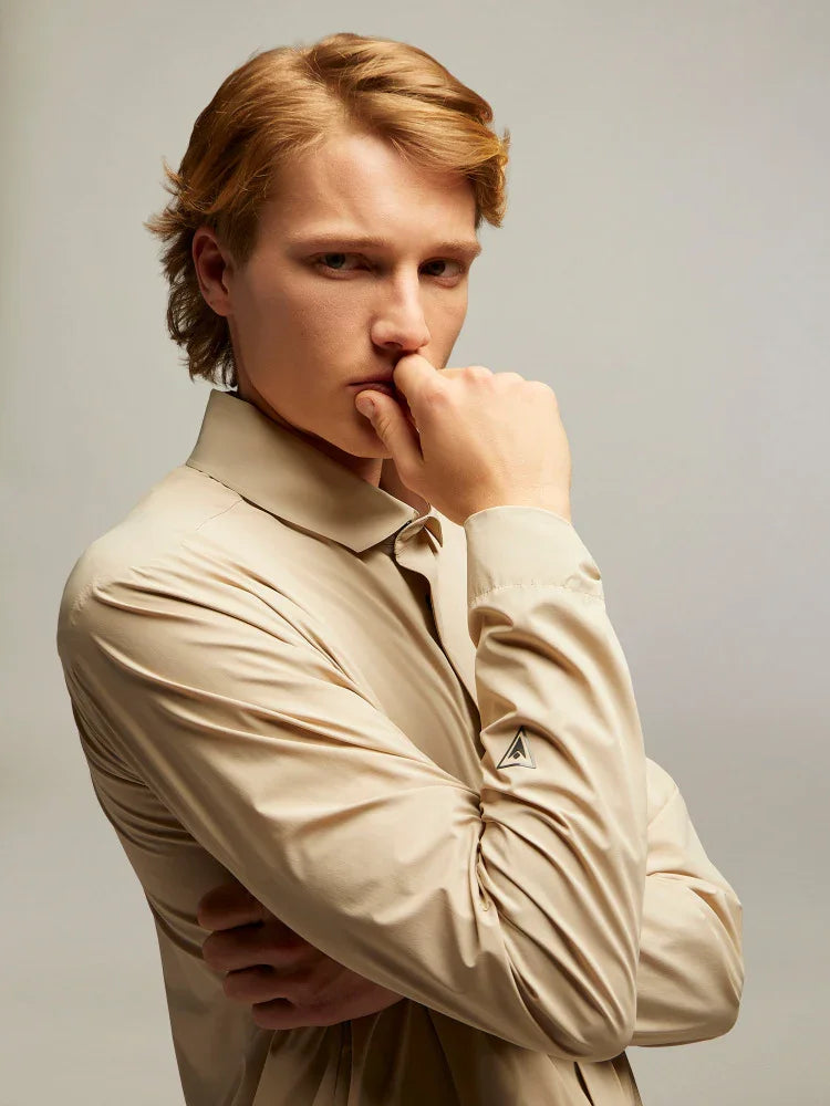 Modello uomo con camicia beige elegante, moda uomo, abbigliamento Made in Italy
