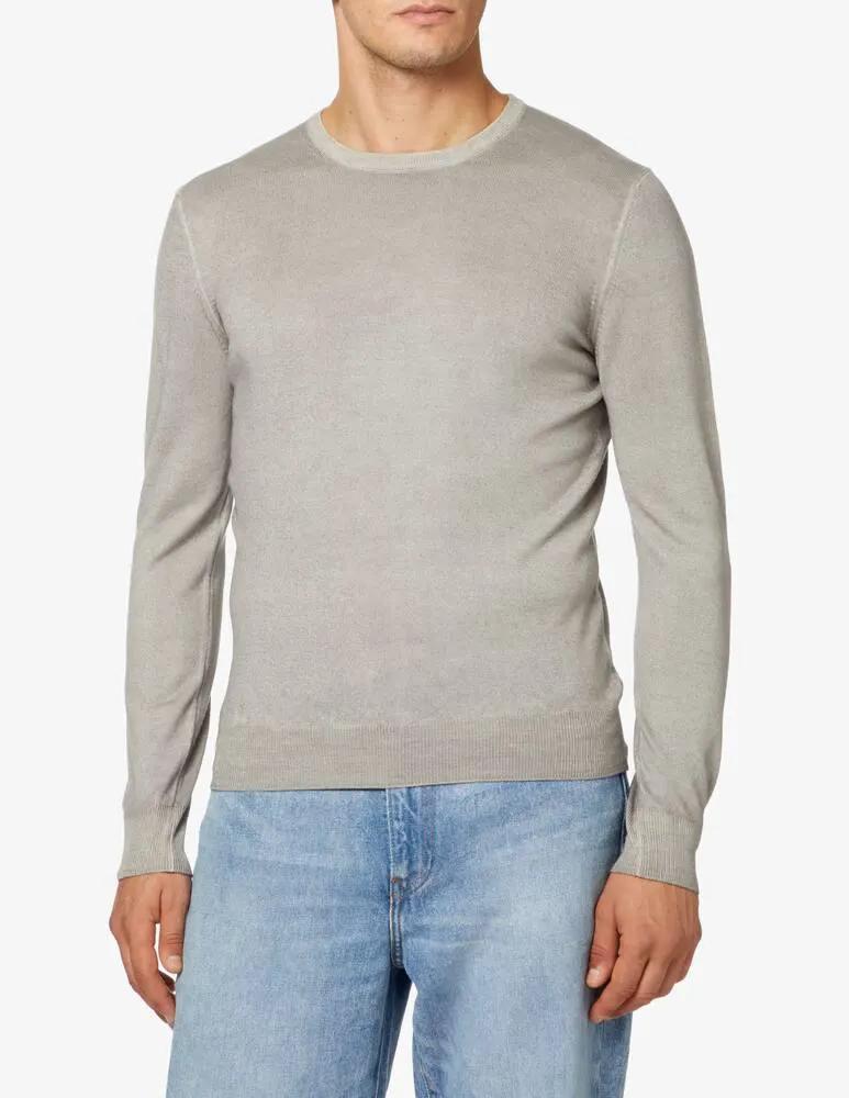 Maglione uomo grigio chiaro a maniche lunghe, vestibilità slim, indossato con jeans chiari
