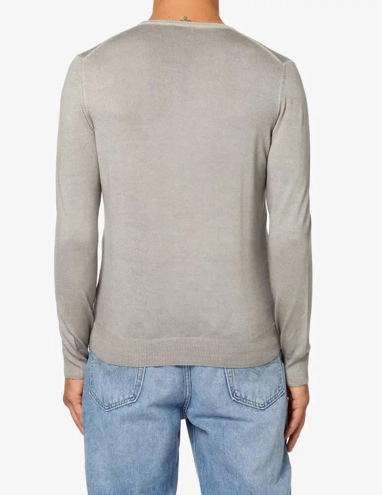 Maglione grigio uomo a maniche lunghe visto da dietro, abbinato a jeans chiari.