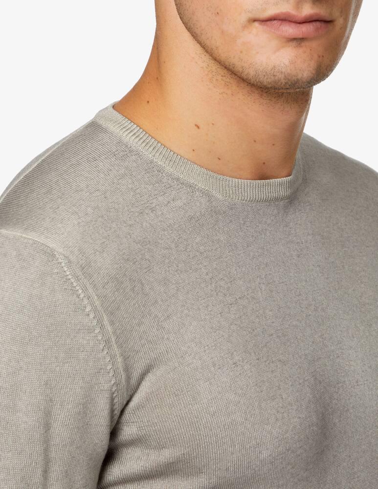 Maglia uomo beige girocollo in cotone, dettaglio tessuto e scollo.