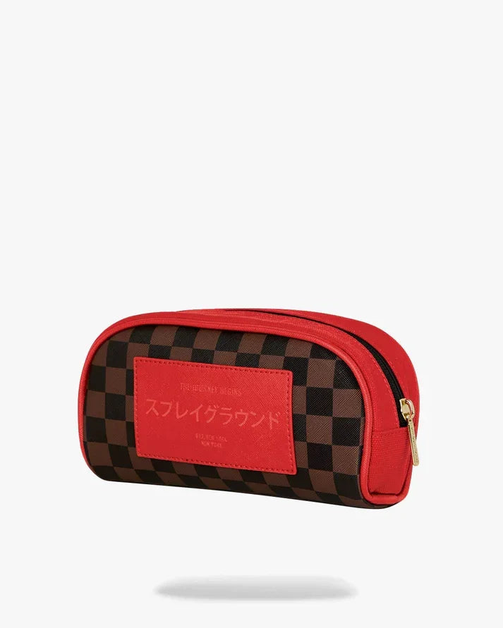Astuccio rettangolare fantasia check marrone con dettagli rossi e zip dorata, accessorio moda uomo donna.