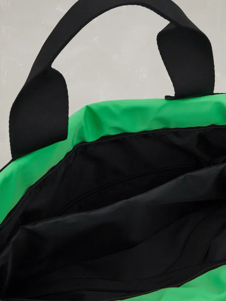 Interno borsa shopper verde con manici neri e tasca con zip, accessori moda eleganti
