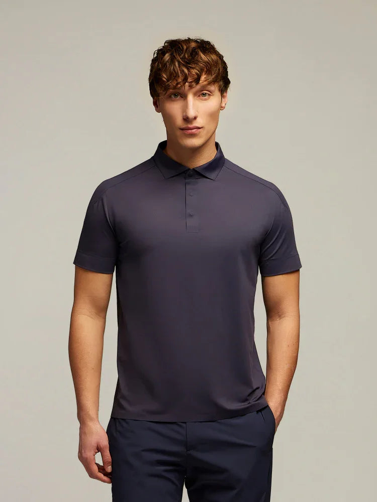 Modello indossa polo uomo blu scuro a maniche corte, stile casual elegante.