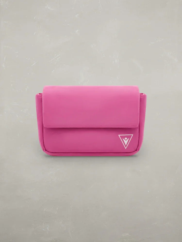 Borsa a tracolla rosa fucsia da donna con logo bianco su sfondo neutro
