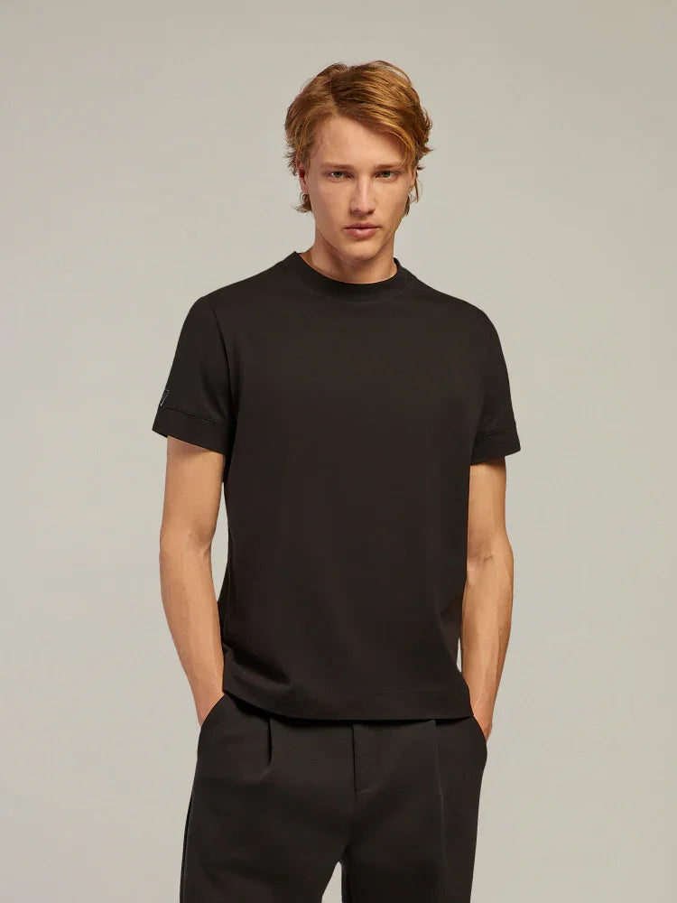 Modello uomo indossa t-shirt nera basic e pantaloni eleganti, moda abbigliamento uomo