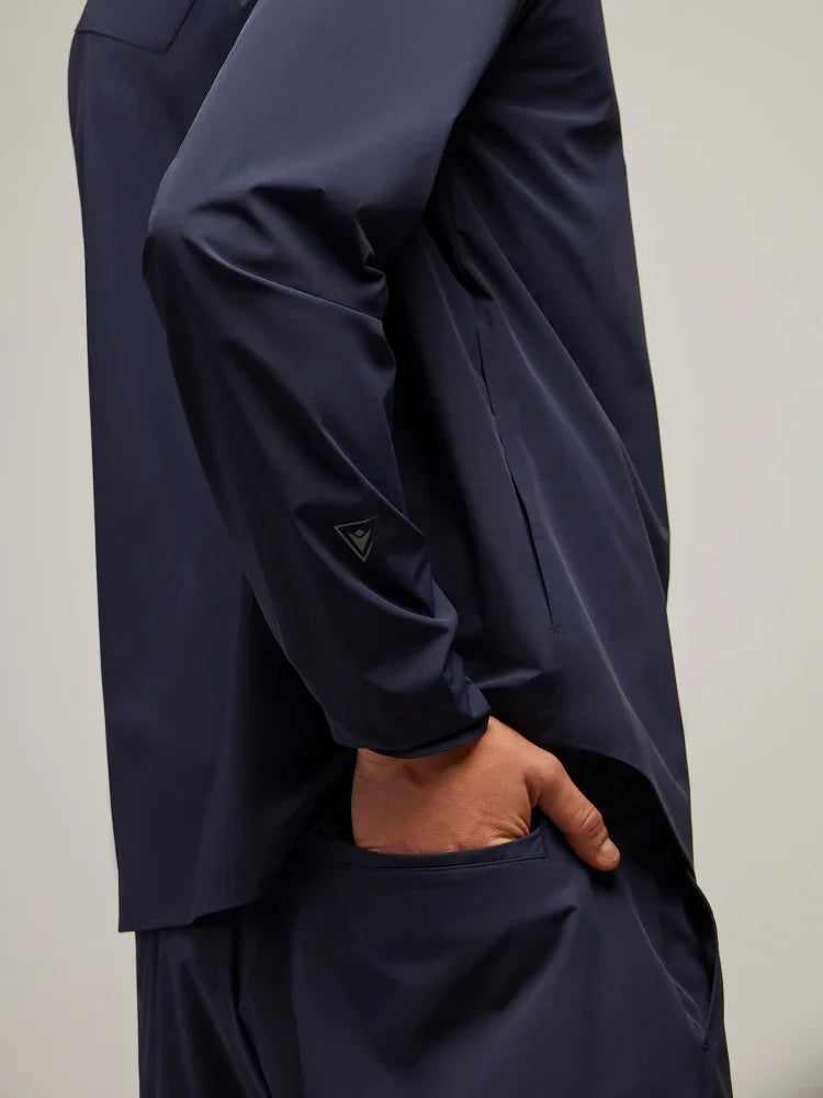 Dettaglio giacca uomo blu navy elegante, tessuto tecnico, modello con mano in tasca