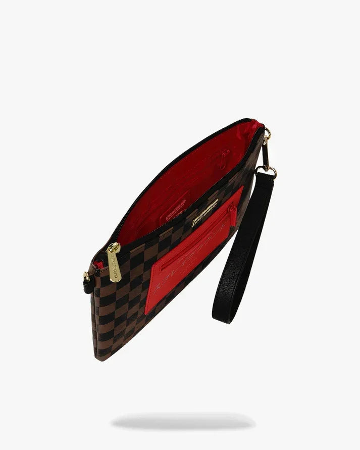 Pochette uomo con fantasia scacchi marrone e nera, interno rosso, dettagli dorati, cinturino