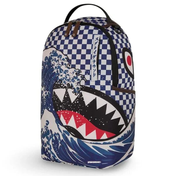 Zaino fantasia con onde giapponesi, scacchi blu e bianco, dettaglio bocca di squalo.