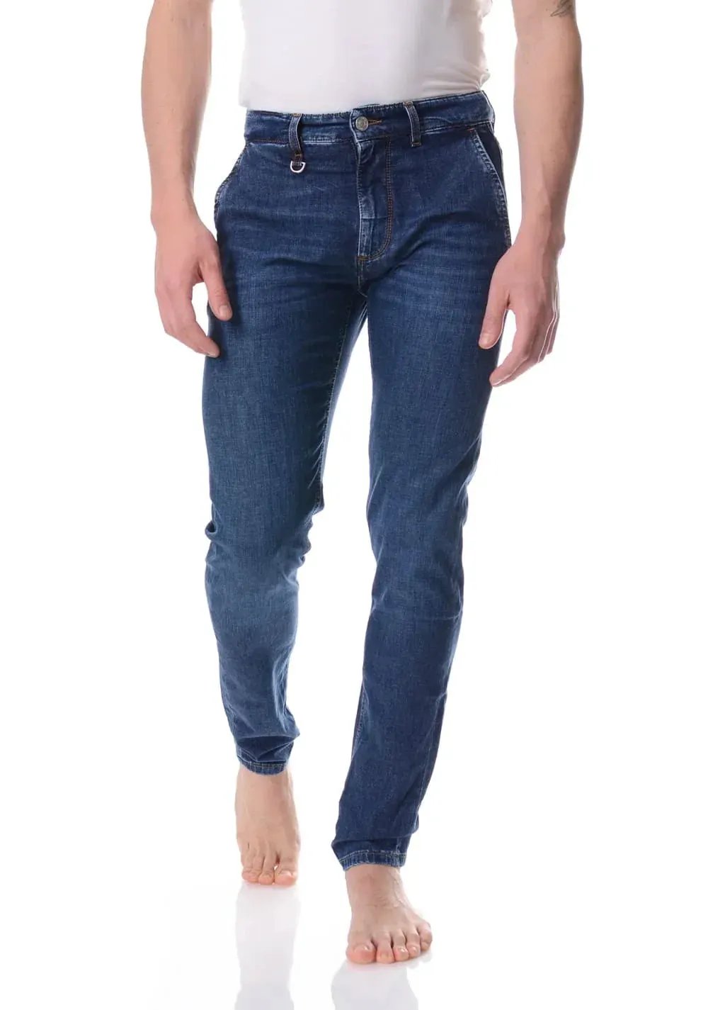 Jeans uomo slim fit in denim blu, modello a vita media, indossati da modello a piedi nudi