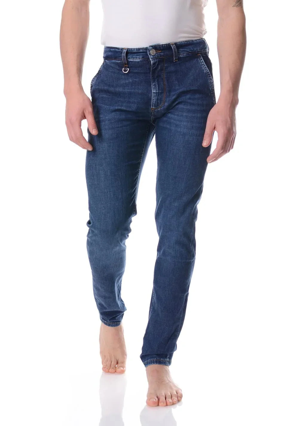 Jeans uomo slim fit in denim blu, modello a vita media, indossati da modello a piedi nudi