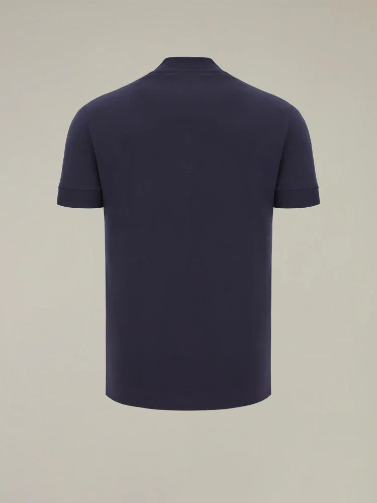 Polo uomo blu a manica corta vista retro su sfondo neutro