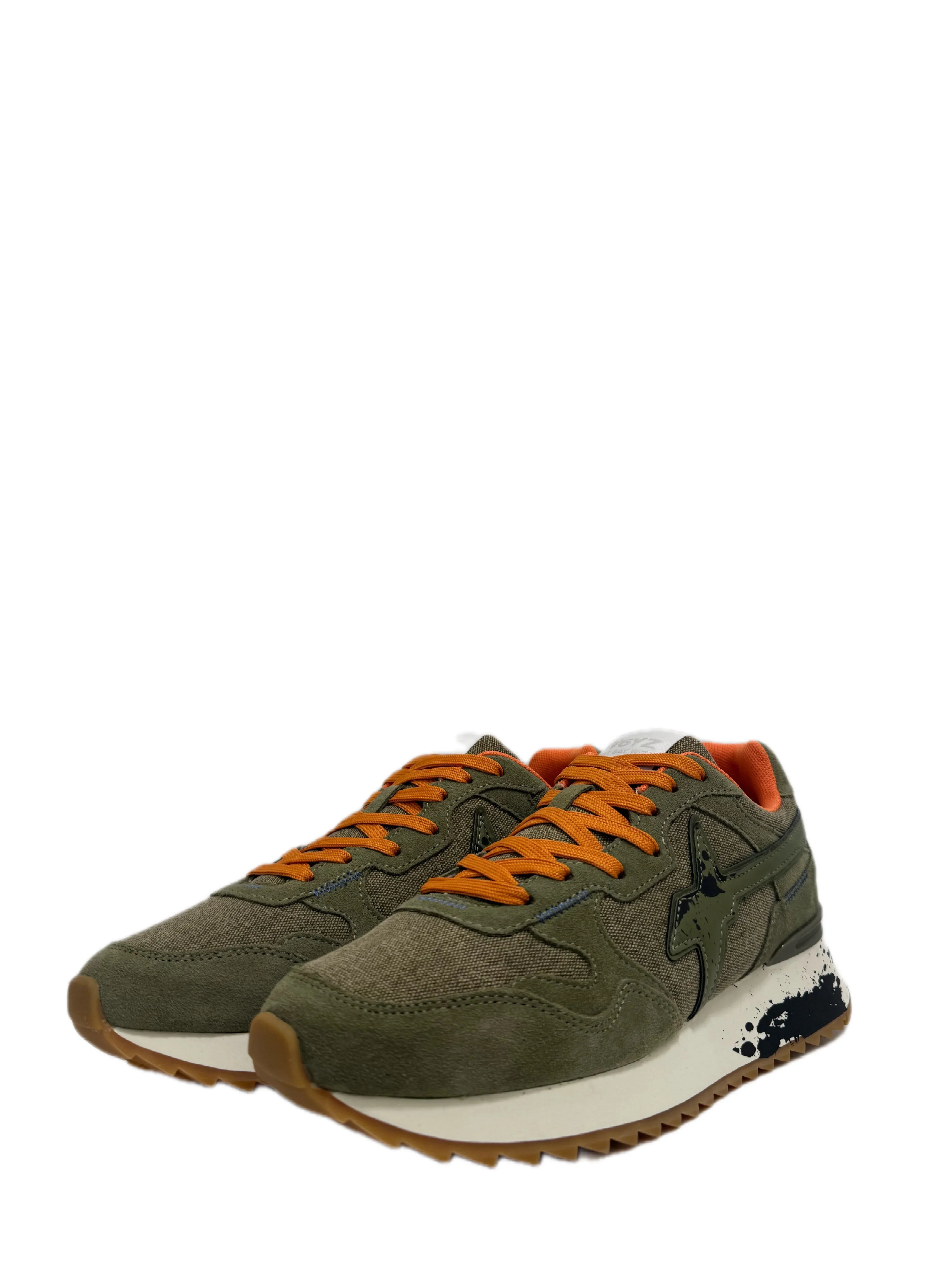 Sneakers uomo verdi con dettagli arancioni, suola bianca e nera, stile casual trendy